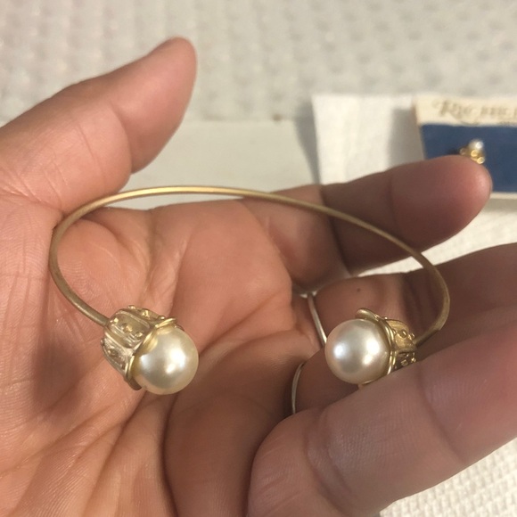 Gold and Pearl Jewelry Set - Picture 2 of 7